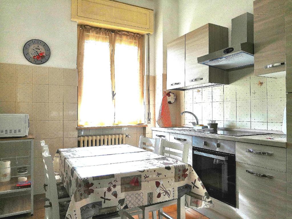 诺瓦拉Novara Suite的厨房配有桌椅和窗户。