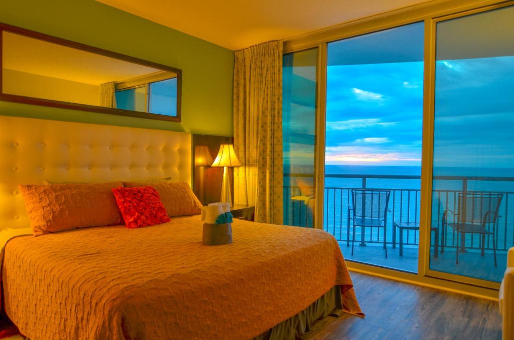 默特尔比奇Huge Ocean Front Condo, Amazing Views的一间卧室设有一张床和一个美景阳台