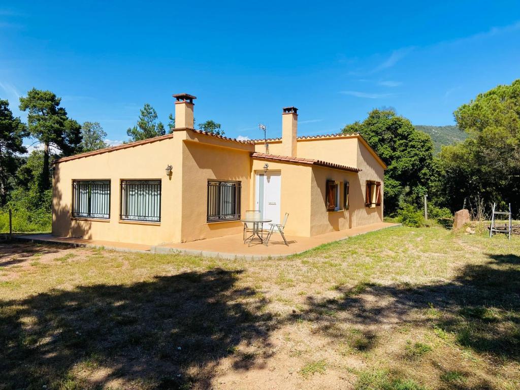 Refugio en el Parque natural del Montseny的小屋前面设有野餐桌