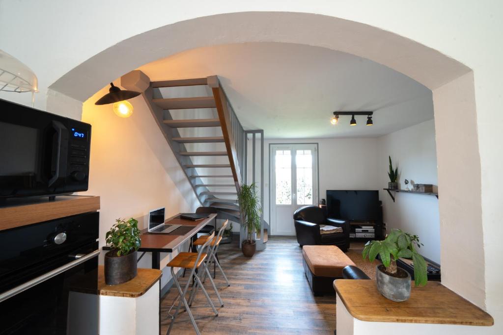 ÉtervilleZénithouse的客厅设有楼梯和桌椅
