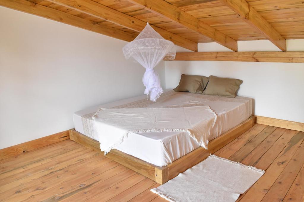 阿鲁沙Tiny house with amazing view的木天花板的客房内的一张床位