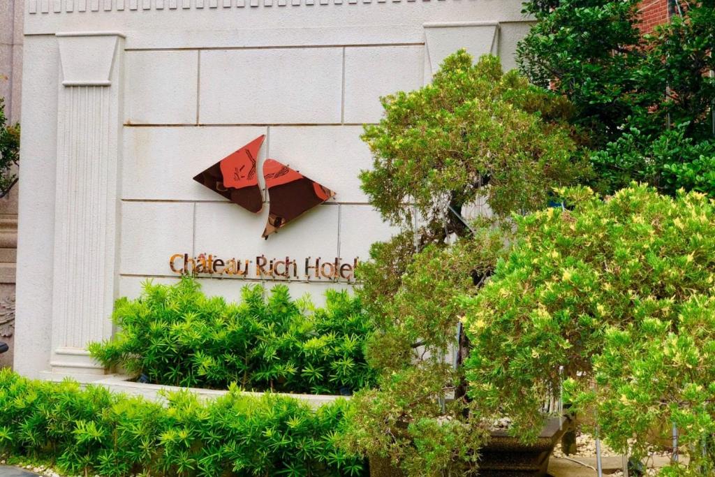 台南夏都富朗酒店的挂在建筑物边的红伞