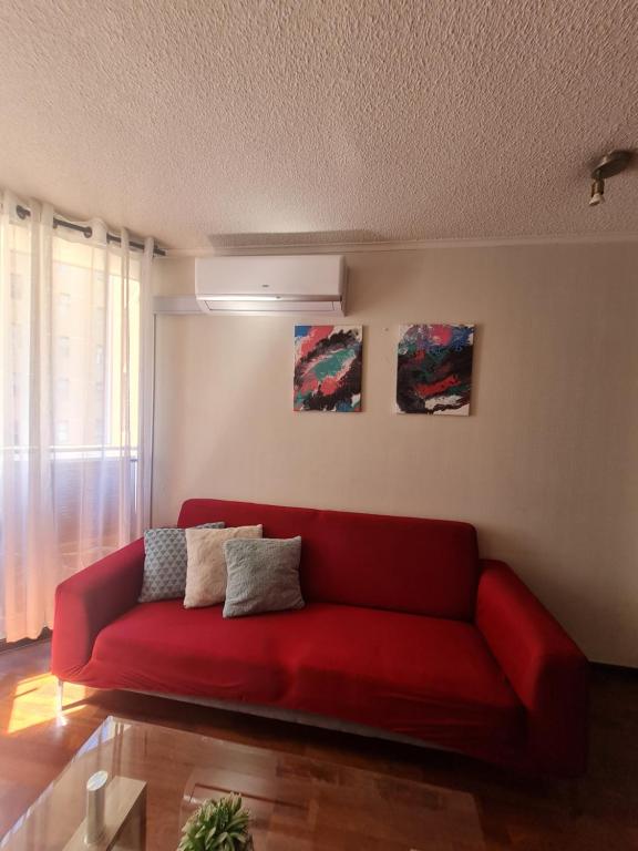 圣地亚哥San Ignacio Suite的客厅里一张红色的沙发