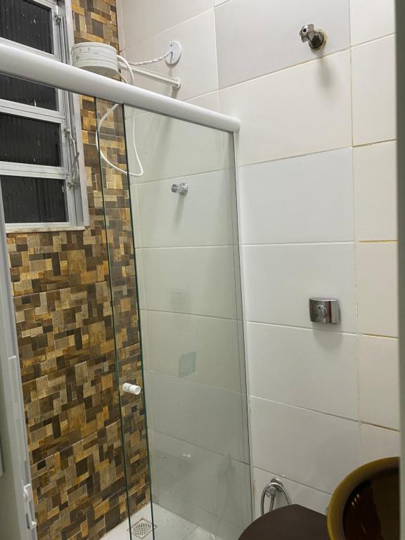 里约热内卢Apartamento Zona Norte 2qts的浴室里设有玻璃门淋浴