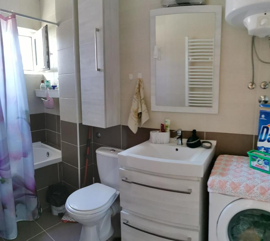 贝尔格莱德Lux apartman Lena的浴室配有白色卫生间和盥洗盆。