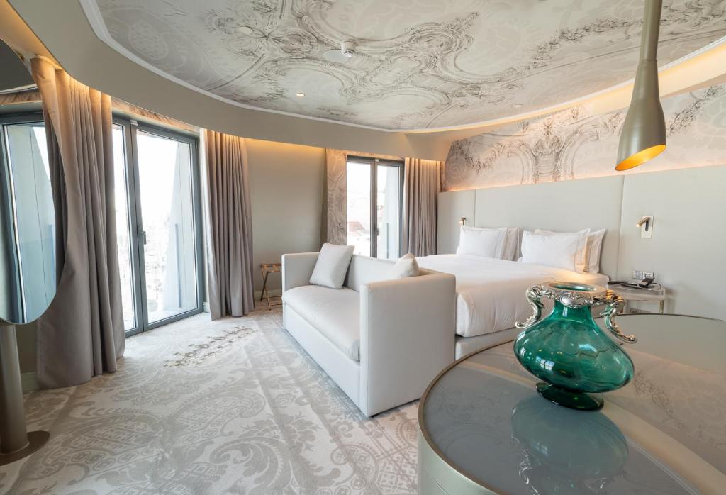 里斯本Dos Reis by The Beautique Hotels的酒店客房,配有床和沙发