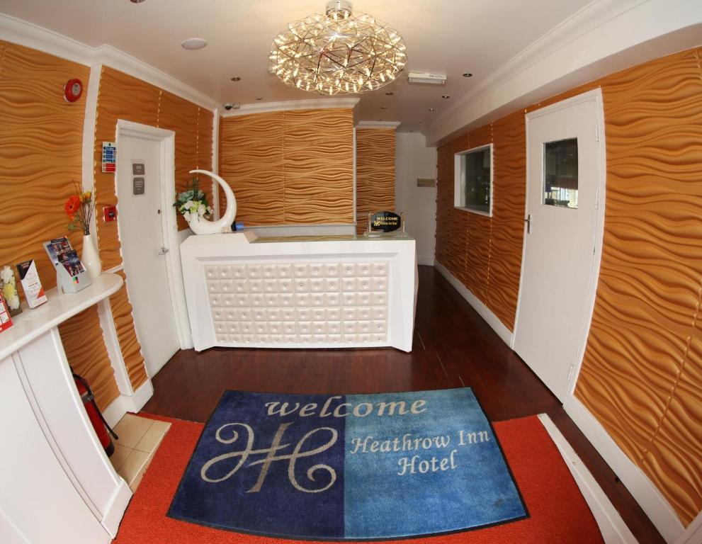 希灵登希思罗酒店的厨房配有迎宾地毯。