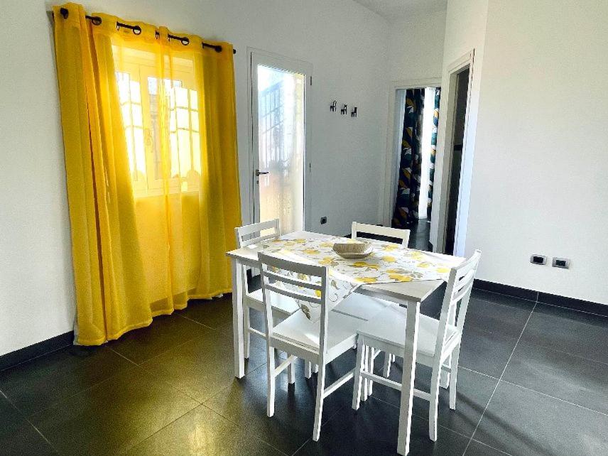 塔尔奎尼亚CASA DANI的一间配备有白色桌椅的用餐室