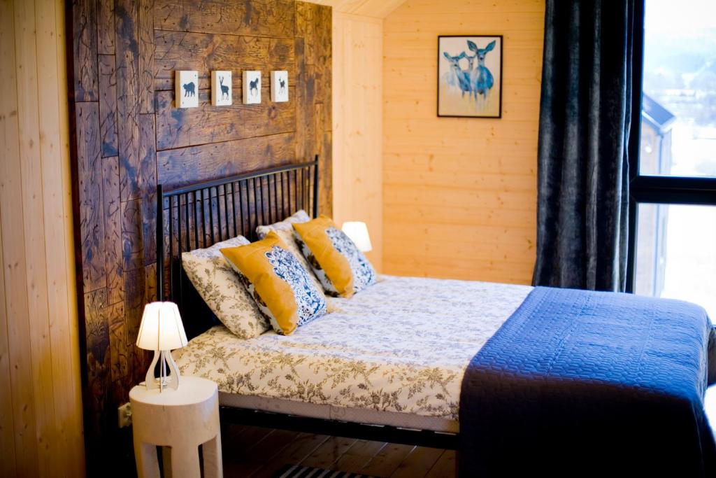 莱斯科Dzikie Lisko - Apartament z klimatyzacją的一间卧室配有黄色和蓝色枕头的床