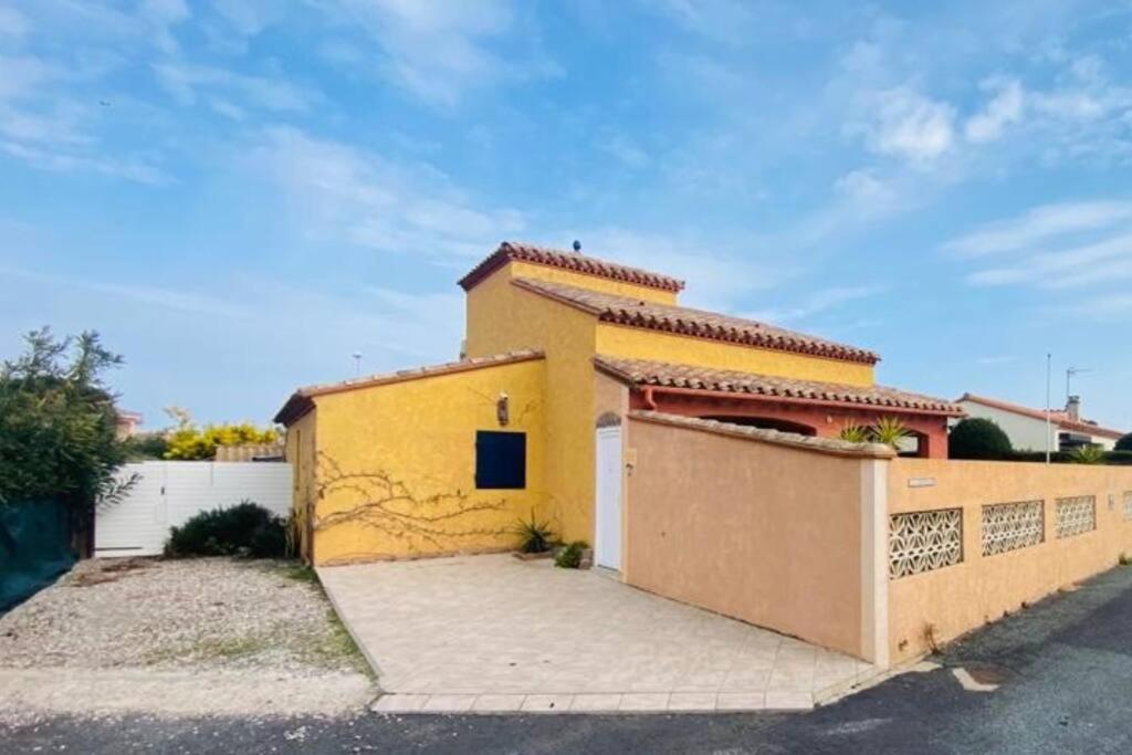 乐巴凯尔斯Magnifique Maison avec piscine privée à 300 m d&#39;une trés jolie plage de sable的一座带车道的大型黄色房屋