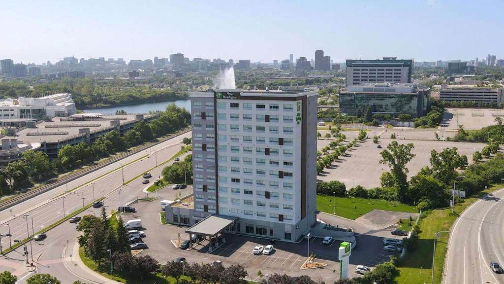 加蒂诺Holiday Inn Gatineau - Ottawa, an IHG Hotel的城市高楼空中景观