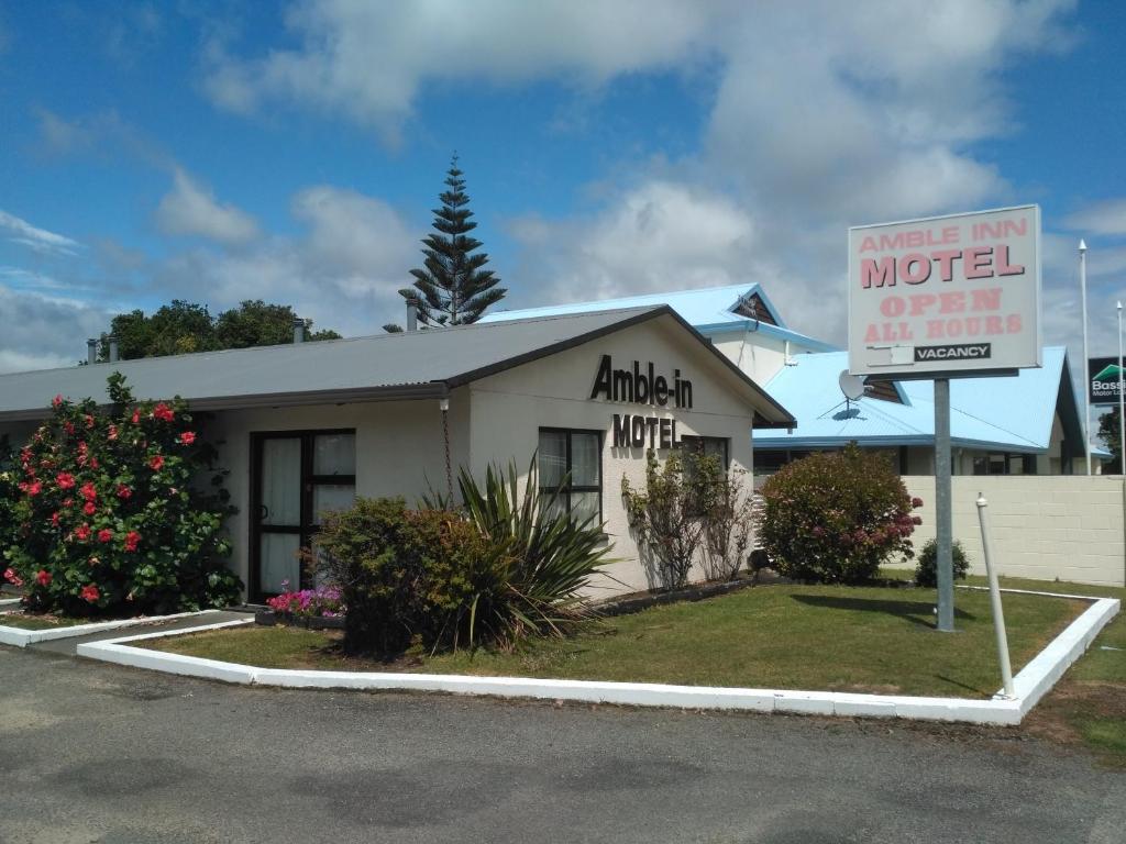 莱文Amble Inn Motel的大楼前有标志的汽车旅馆