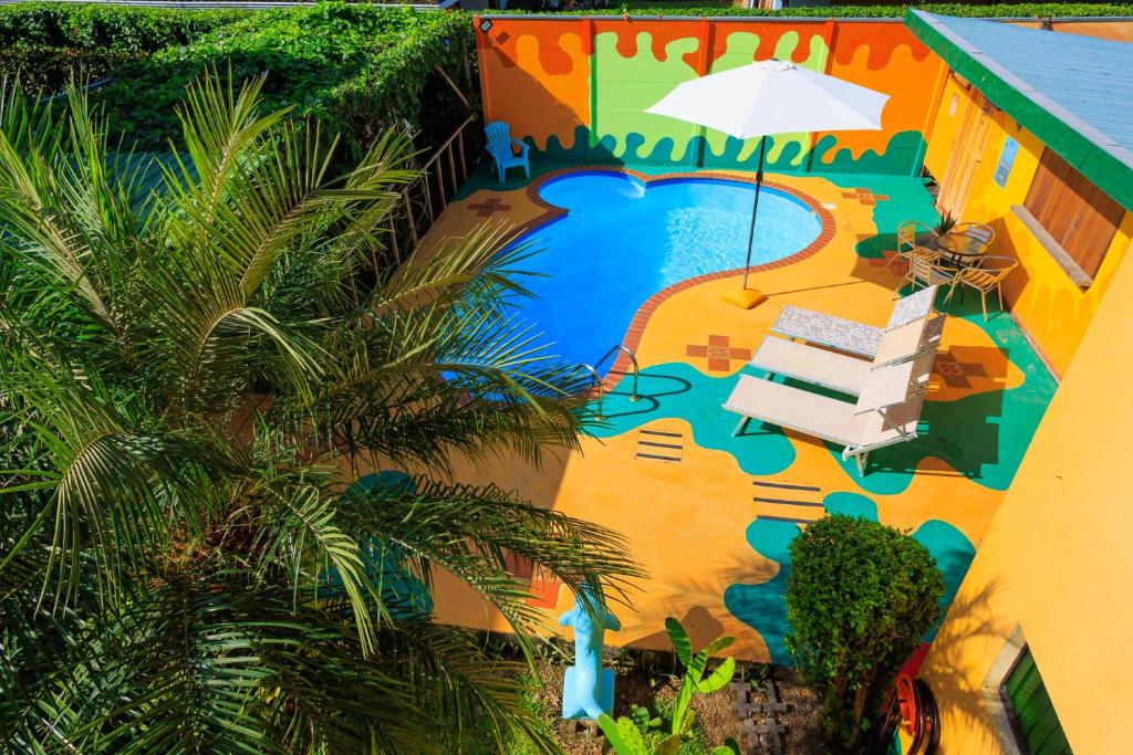 卡维塔Hotel Boutique La Casa de las Flores的享有度假村游泳池的顶部景致