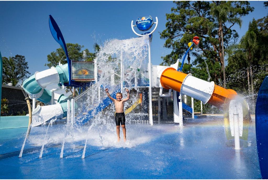 坦卡里福斯特探索公园度假酒店的一个人在水上公园玩耍