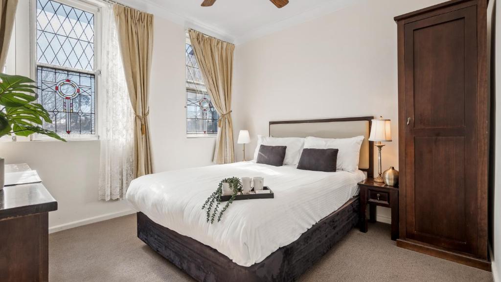 肯图巴肯图巴大都会宾馆的一间卧室设有一张大床和一个窗户。