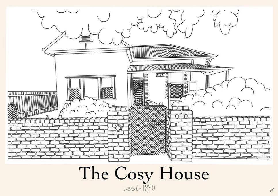 奥尔伯里The Cosy House - Central Albury的砖墙后面的一栋房屋的黑白画