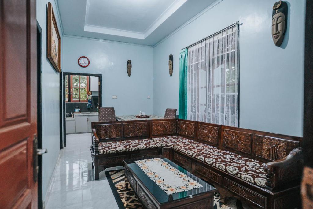 外南梦Agus Hidden Homestay - Banjar Sweet Village的带沙发和窗户的客厅