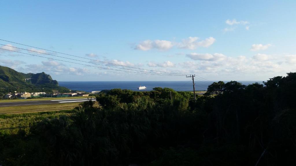 八丈町八丈島メープルハウス的从道路一侧欣赏海景