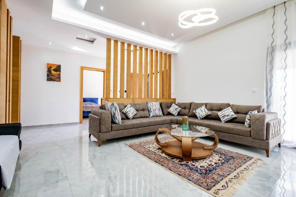 突尼斯Villetta di lusso in Tunisia的客厅配有沙发和桌子
