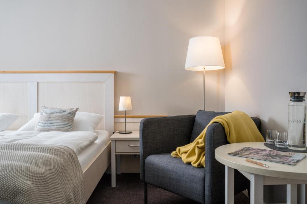 比苏姆多恩AKZENT酒店的酒店客房配有床、沙发和桌子。