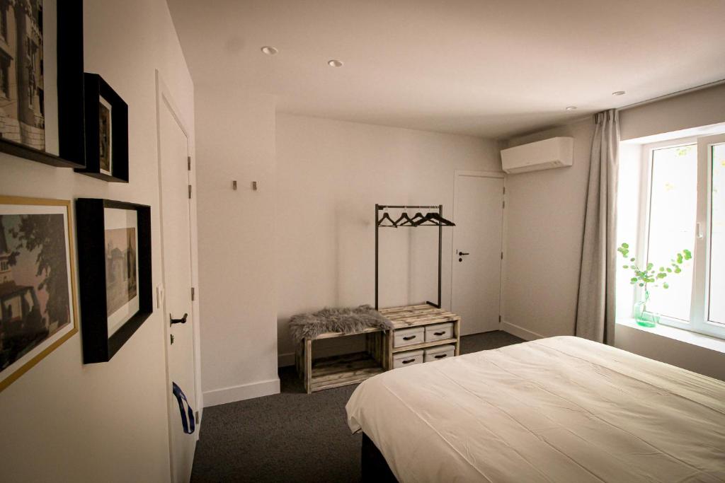 MontlaurVins de Dagne的一间卧室配有一张床、梳妆台和镜子