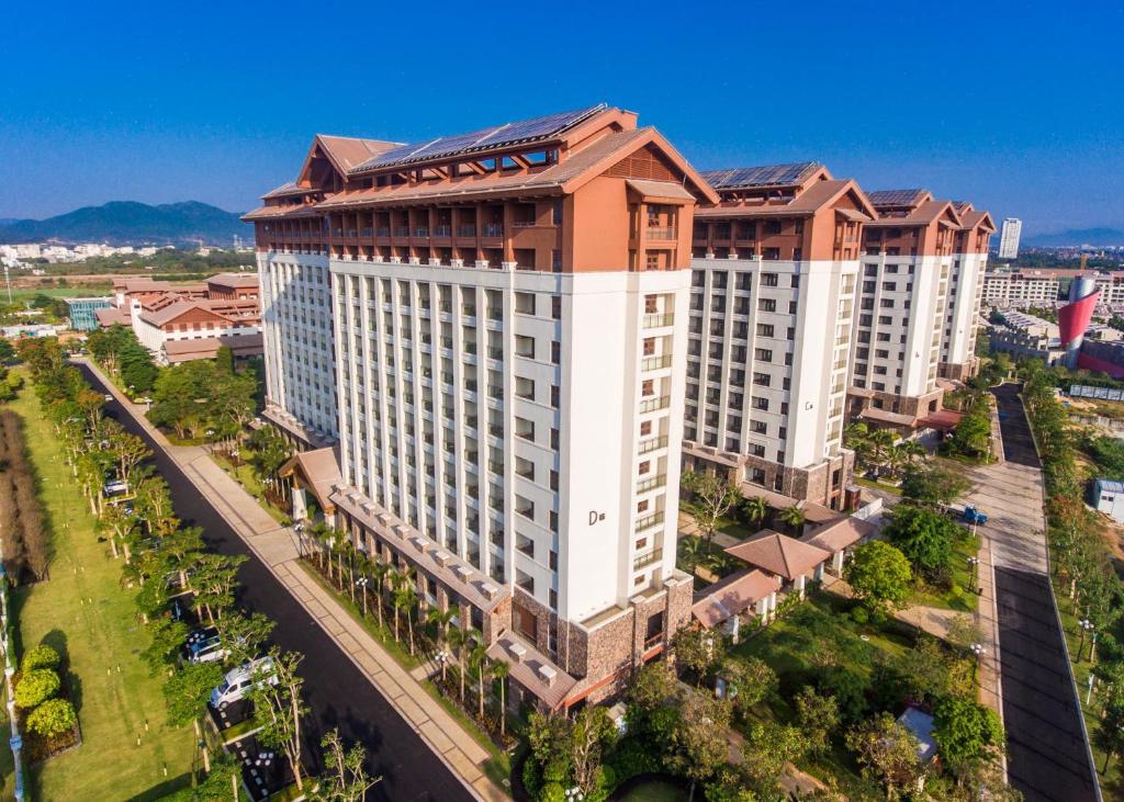 三亚三亚海棠湾美亚四季度假酒店的棕榈树大建筑的顶部景色