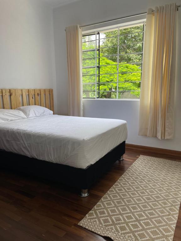 利马Casaroma Hostels的一间卧室设有一张床和一个窗口