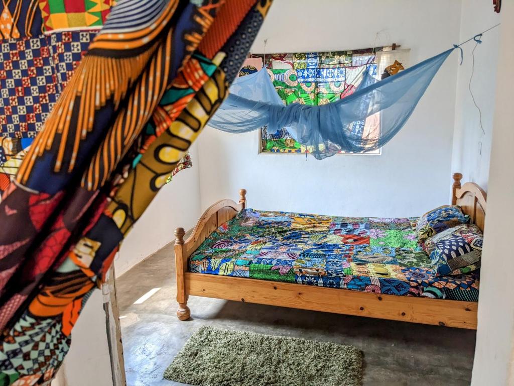 波多诺伏Chambres d'hôtes - Chez Mama Sêdjro的一间卧室配有一张床和一张双层床。