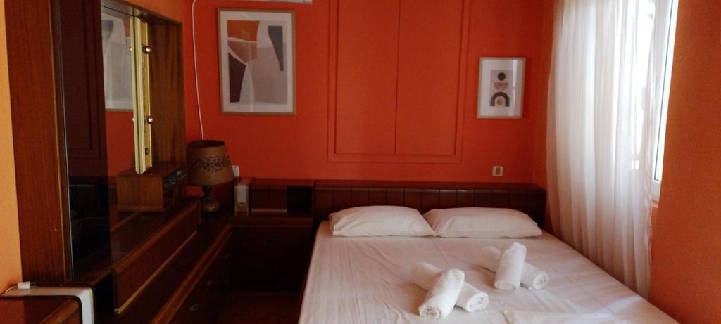 MantoúkionDora's happy apartment的一间卧室配有一张床,上面有两条毛巾