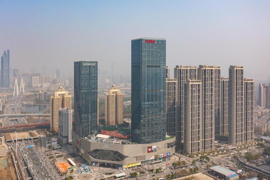 武汉武汉盛捷未来中心服务公寓的城市中一群高大的建筑