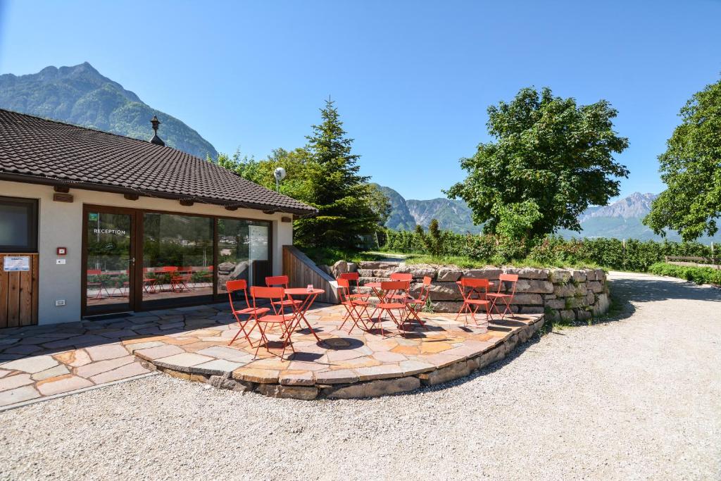 莱维科特尔梅Agritur Airone Bed & Camping的庭院里一套红色的桌椅