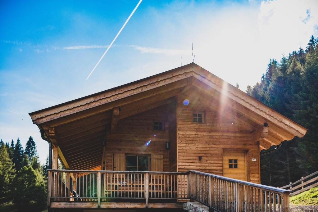 阿维兰奥Karlshütte的小木屋设有大阳台,位于树林中