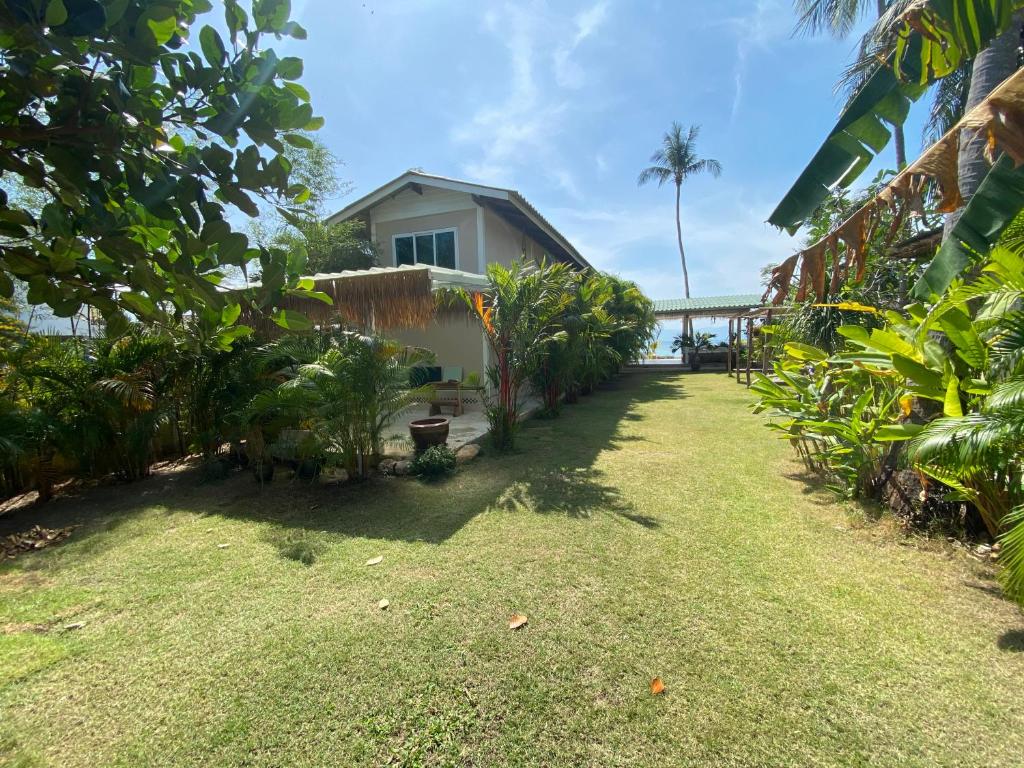 班泰Beach house的海景度假屋的庭院