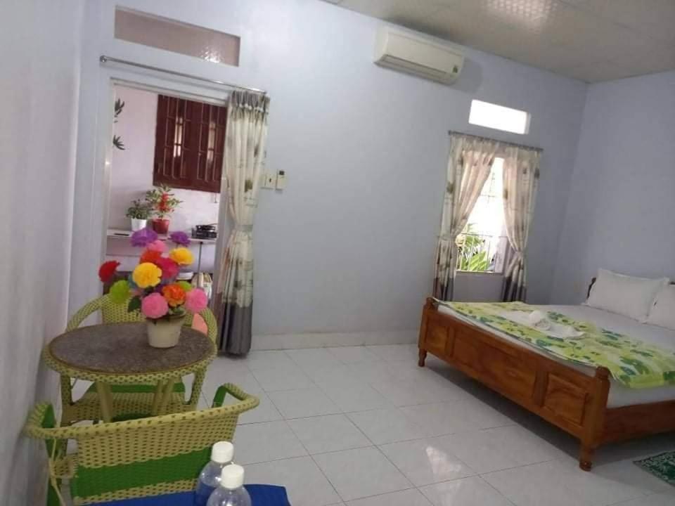 美奈Hoài Oanh homestay的卧室配有一张床和一张桌子