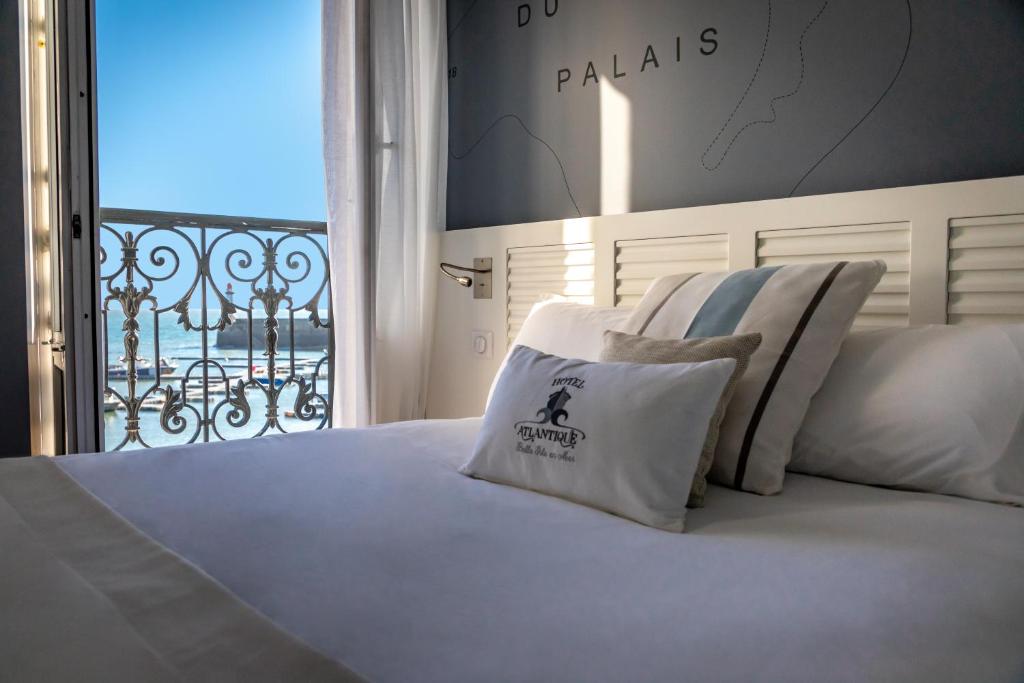勒帕莱亚特兰蒂克酒店的卧室内的一张带白色床单和枕头的床