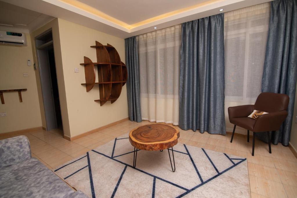 MunyonyoOlori Flats的客厅配有沙发和桌椅