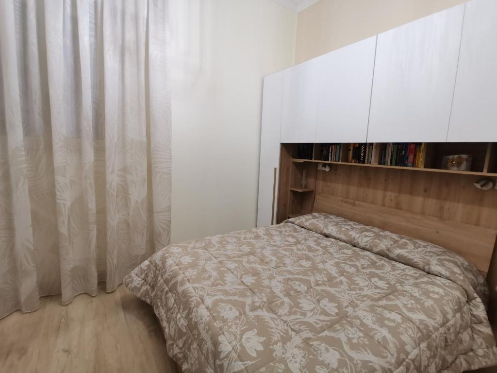 克罗托内Casa Marinella的一间卧室配有床和白色的大橱柜