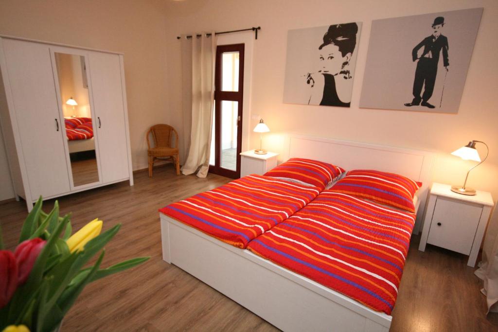 格尔利茨阿尔巴膳食公寓的一间卧室配有一张床和两张带台灯的桌子。