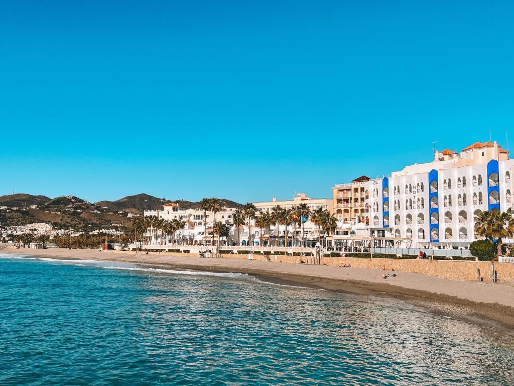 内尔哈珍珠码头酒店的享有海滩、建筑和大海的景色