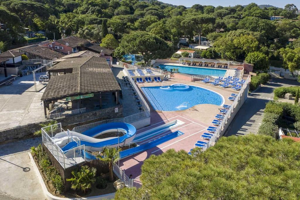 加桑Bungalow luxe 3 chambres surplombant le Golf de St Tropez的享有度假村游泳池的空中景致