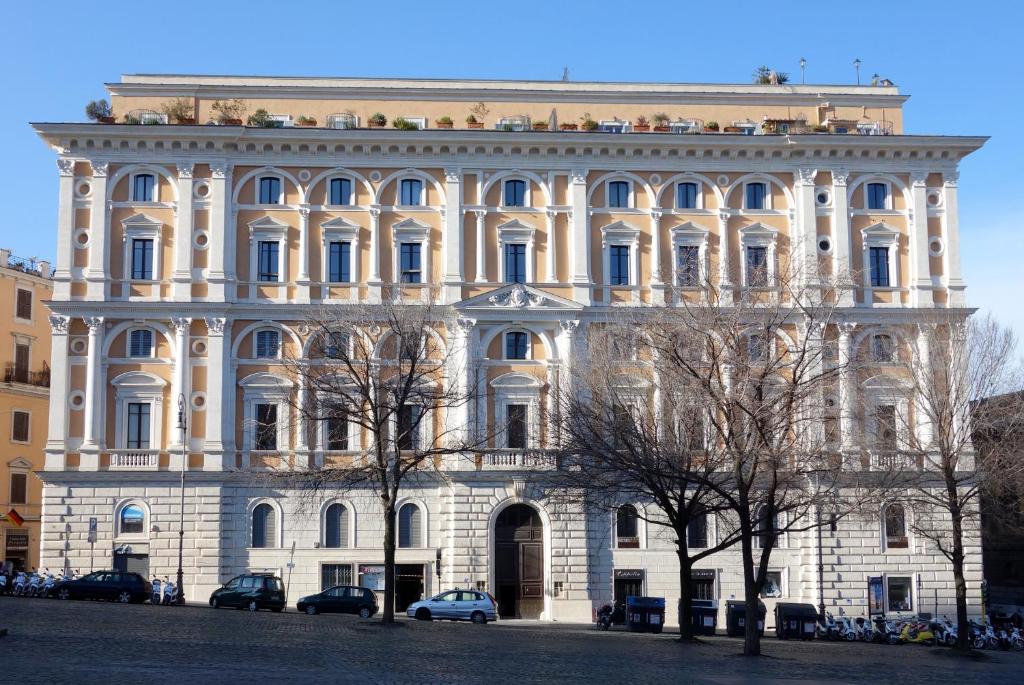 罗马王子精品酒店的前面有树木的白色大建筑