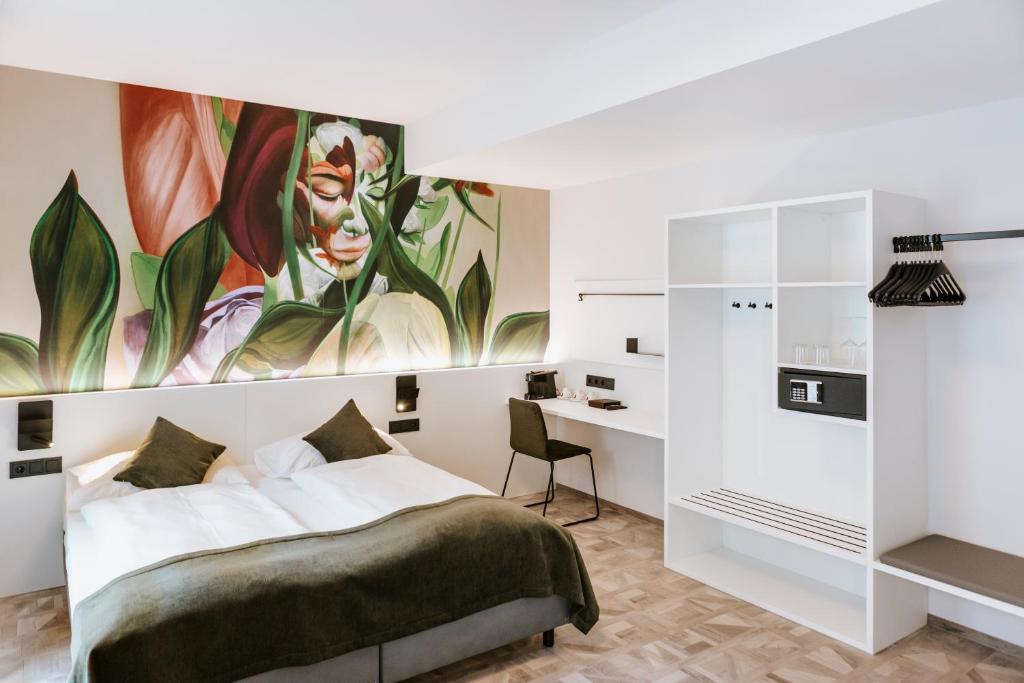 林茨ART-INN Design Self-Check-in-Hotel的卧室配有一张床和一幅女画