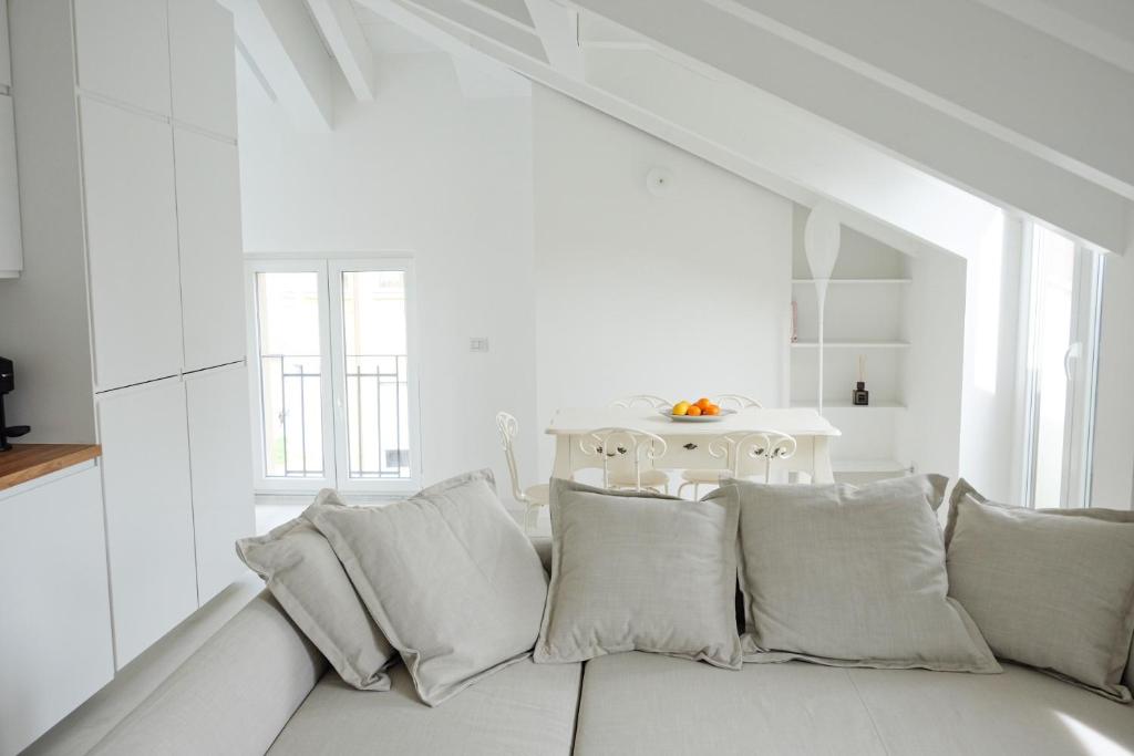 米兰La Maison City Life Apartments的白色的客厅配有带枕头的沙发