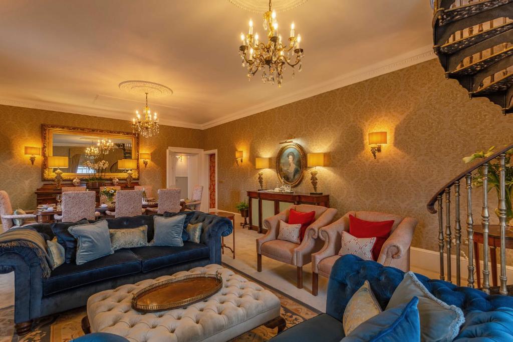 巴伦特雷格列纳普城堡酒店的大型客厅配有蓝色的沙发和椅子