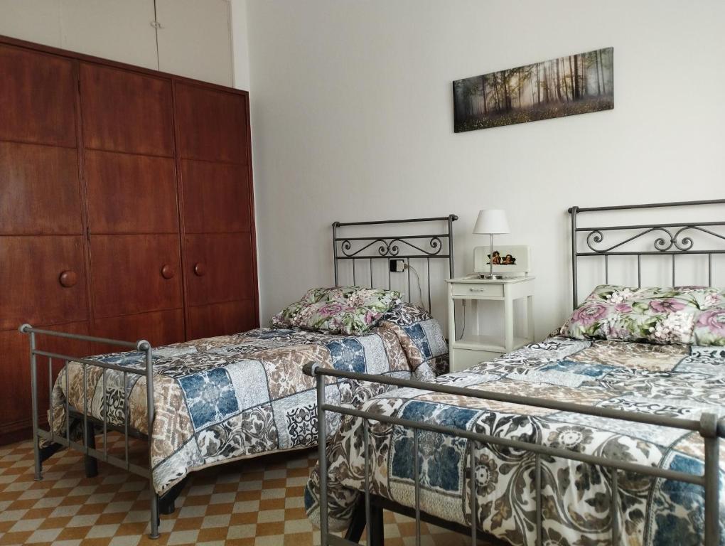 莱萨Casa Orisca的一间带两张床和梳妆台的卧室