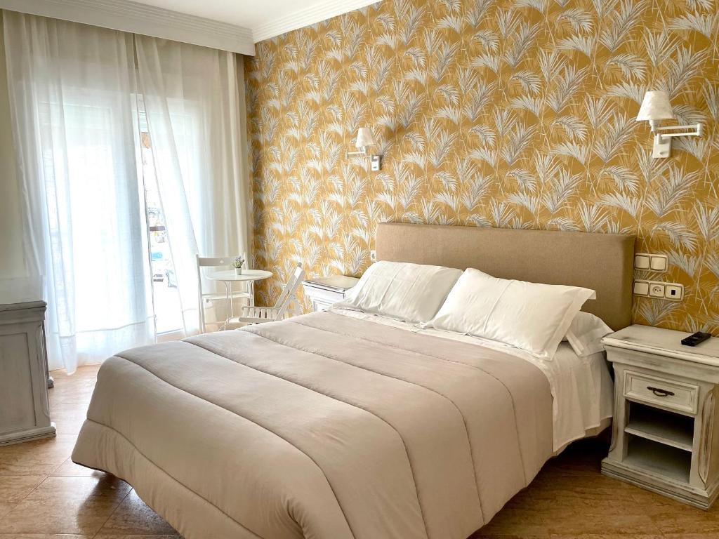 巴尔巴特Hotel Playa del Carmen的一间卧室设有一张大床和墙壁