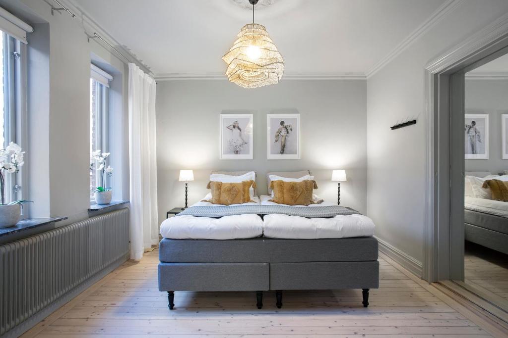 哥德堡WOW, Föreningsgatan 9的一间卧室配有一张床和一个吊灯