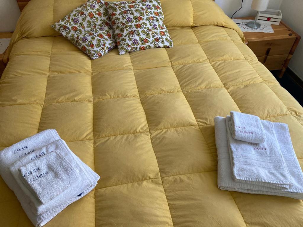 FaidelloCASA ILARIA的黄色的床,上面有毛巾