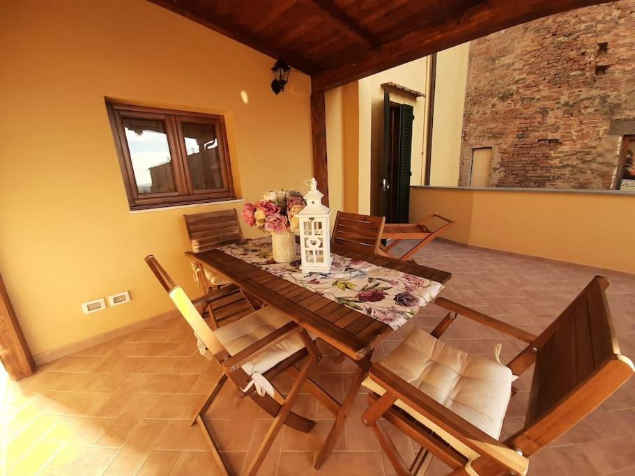 拉亚蒂科Terrazza sul Tramonto del Silenzio的一间带木桌和椅子的用餐室
