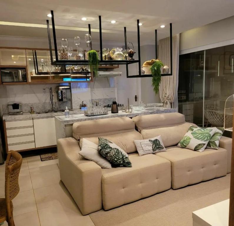 阿尔特杜尚Apartamento para temporada mobiliado的带沙发的客厅和厨房